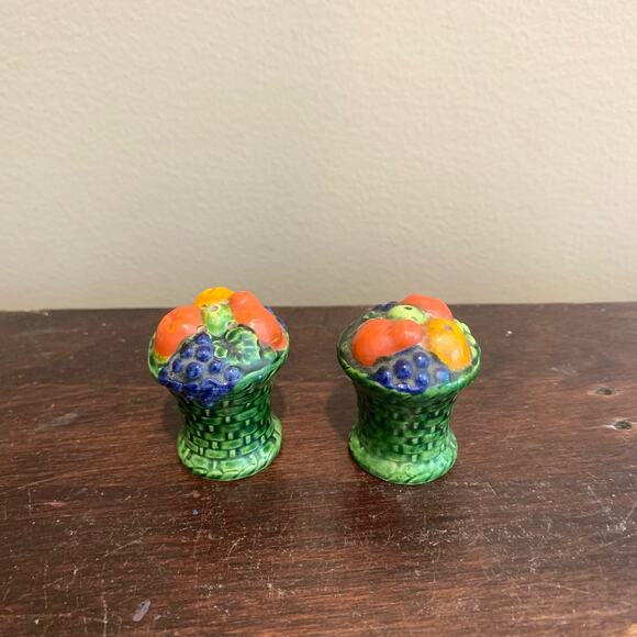 Vintage green woven basket with fruit ceramic salt & pepper shaker set - Picture 1 of 6